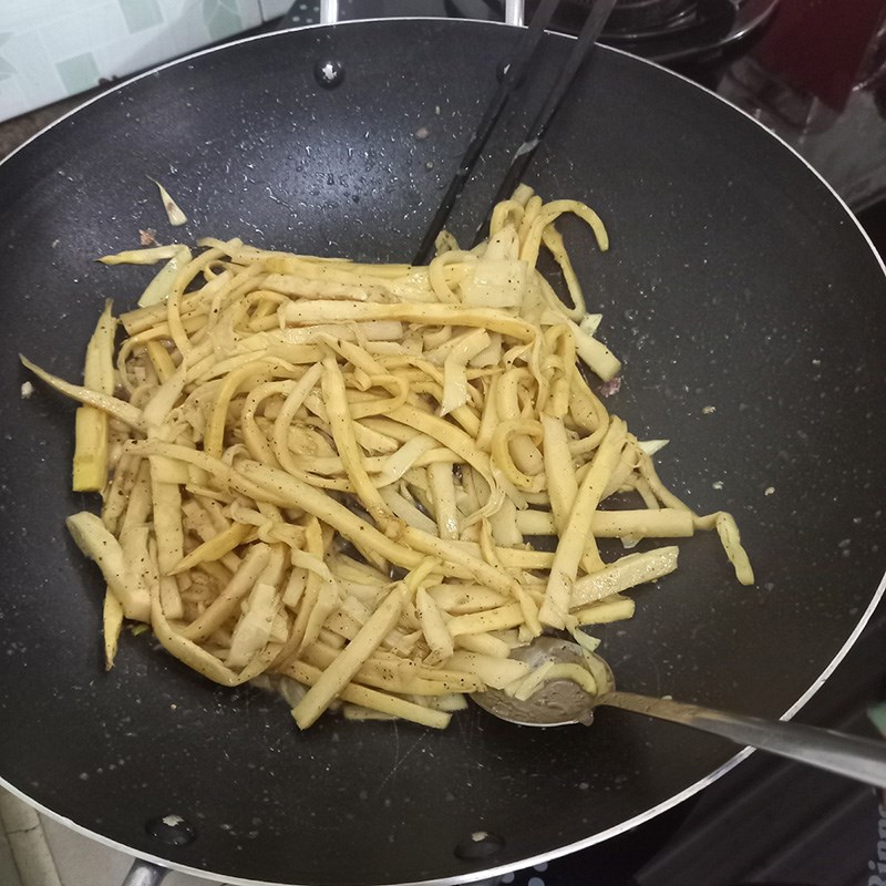 Step 3 Stir-fry the bamboo shoots for Chicken Noodles with Fresh Bamboo Shoots