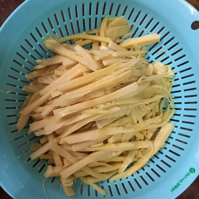 Step 3 Stir-fry the bamboo shoots for Chicken Noodles with Fresh Bamboo Shoots
