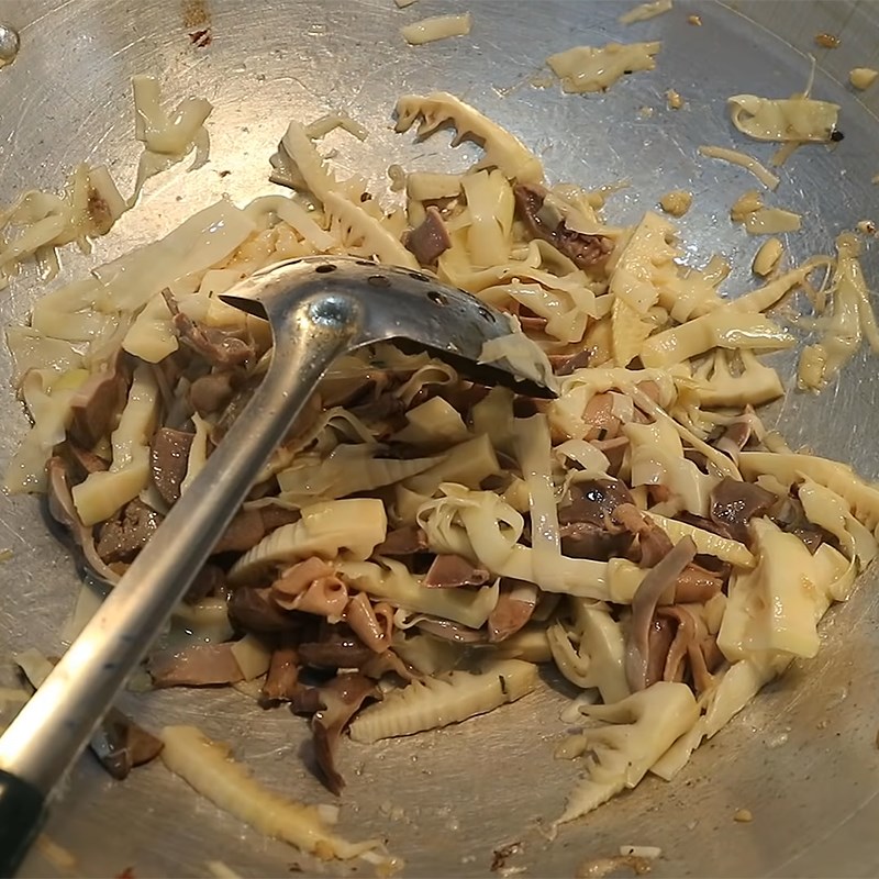 Step 3 Stir-fried sour bamboo shoots with duck intestines Stir-fried sour bamboo shoots with duck intestines