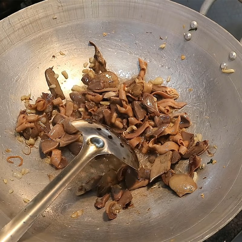 Step 3 Stir-fried sour bamboo shoots with duck intestines Stir-fried sour bamboo shoots with duck intestines