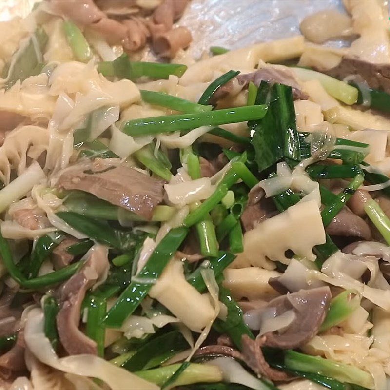 Step 3 Stir-fried sour bamboo shoots with duck intestines Stir-fried sour bamboo shoots with duck intestines