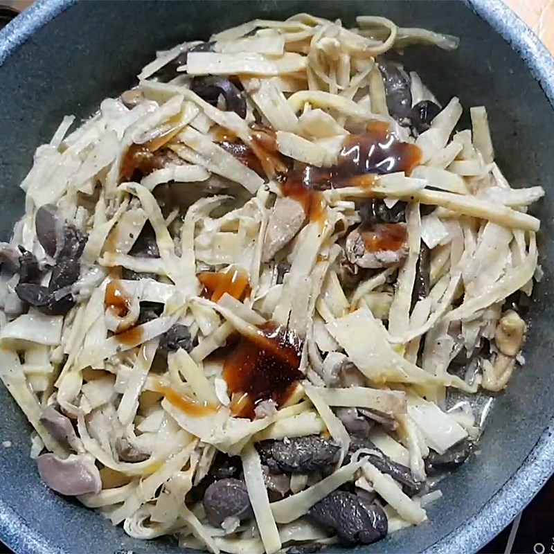 Step 4 Stir-fry fresh bamboo shoots with chicken intestines Fresh bamboo shoots stir-fried with chicken intestines