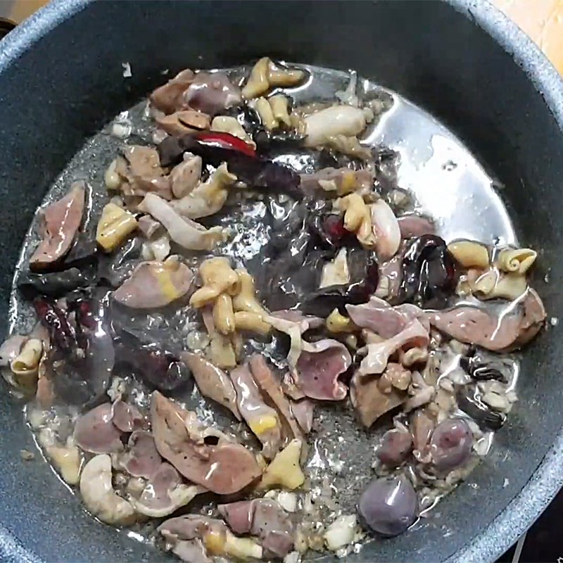 Step 4 Stir-fry fresh bamboo shoots with chicken intestines Fresh bamboo shoots stir-fried with chicken intestines