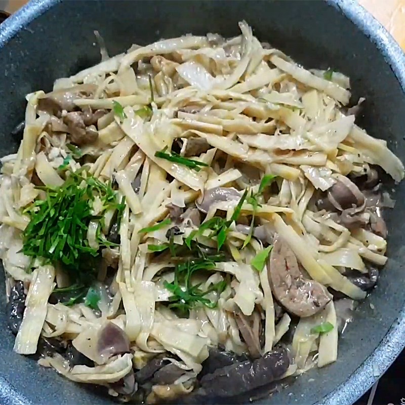 Step 4 Stir-fry fresh bamboo shoots with chicken intestines Fresh bamboo shoots stir-fried with chicken intestines