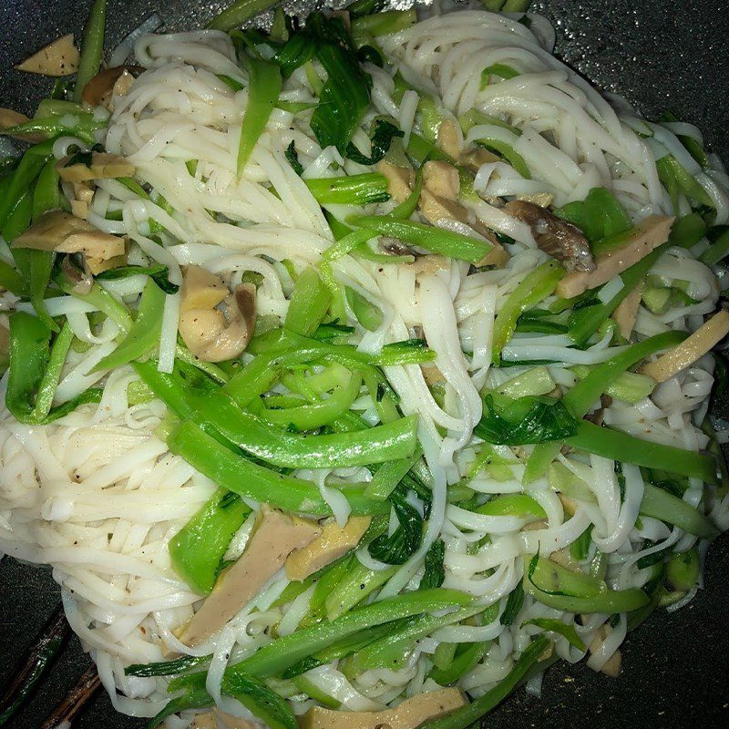 Step 2 Stir-fry noodles Vegetarian stir-fried noodles with fresh noodles