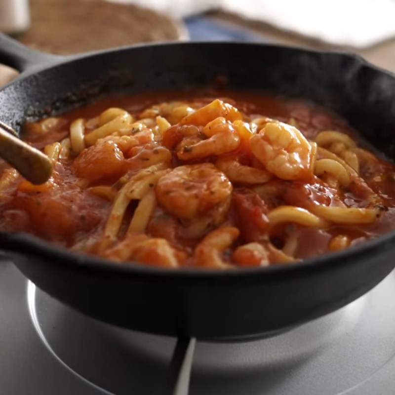 Step 5 Stir-fried Udon Noodles Udon noodles stir-fried with egg and tomato