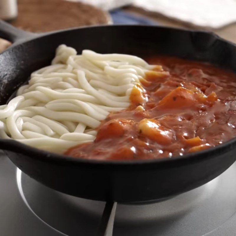 Step 5 Stir-fried Udon Noodles Udon noodles stir-fried with egg and tomato