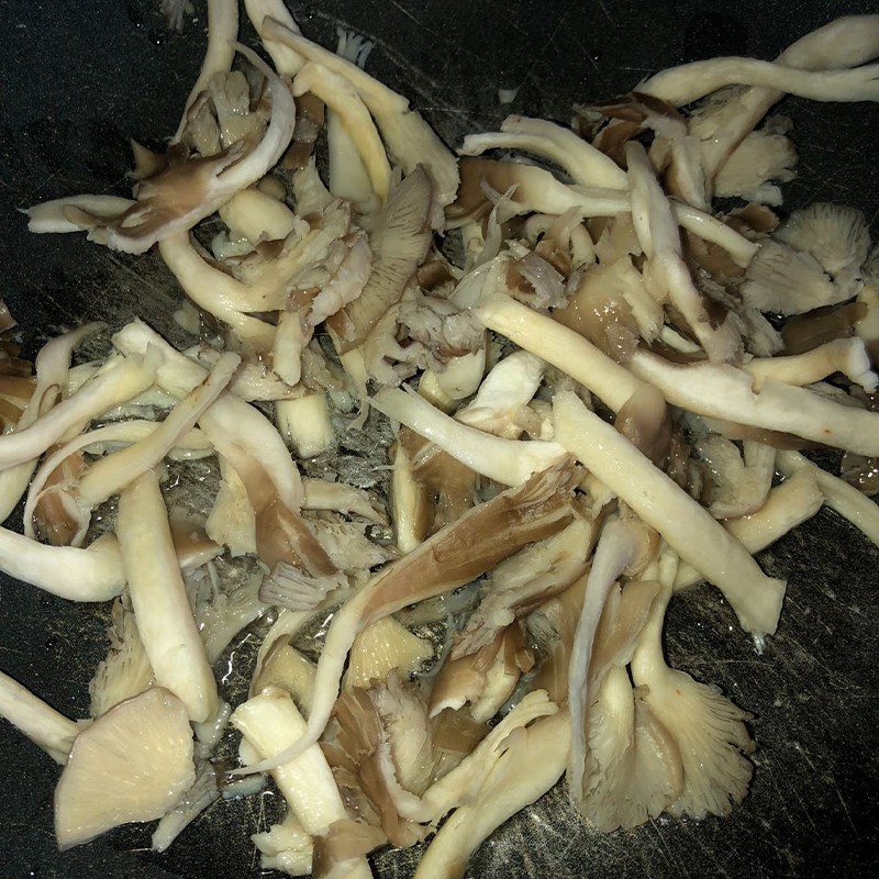 Step 2 Stir-fry noodles Vegetarian stir-fried noodles with fresh noodles