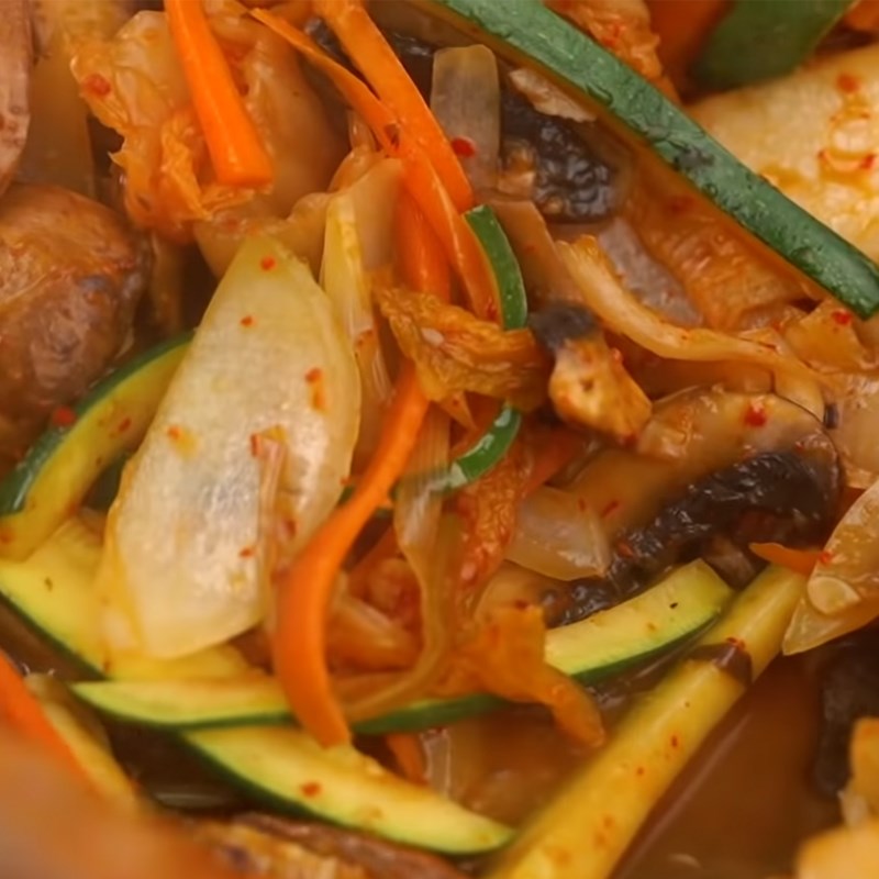 Step 3 Stir-fry the dish Stir-fried kimchi noodles with vegetables