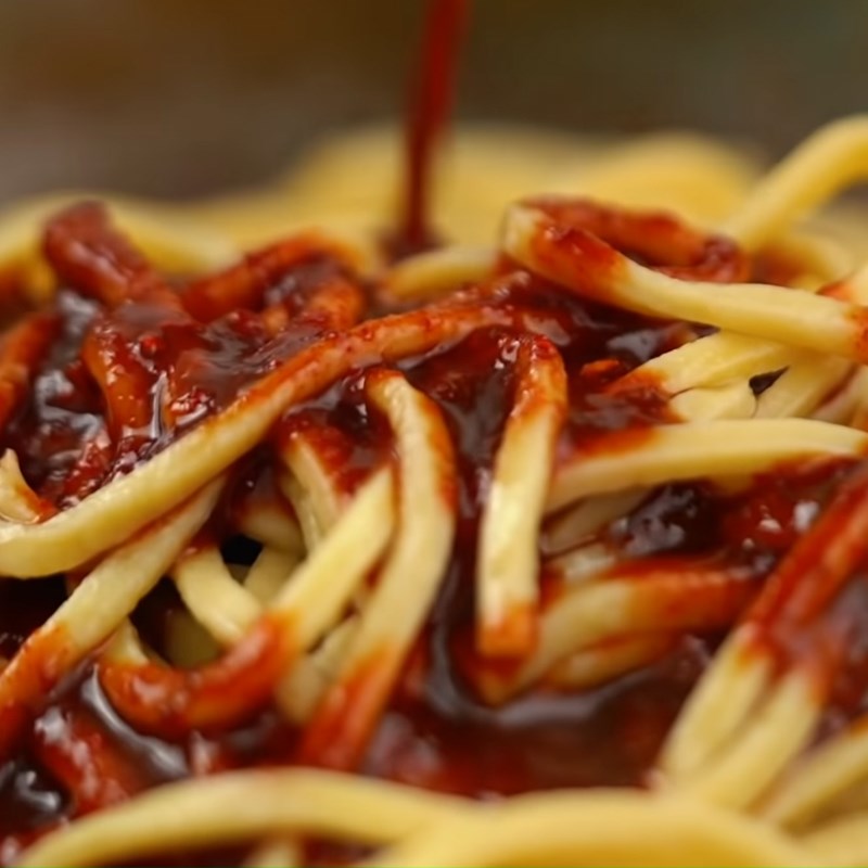 Step 3 Stir-fry the dish Stir-fried kimchi noodles with vegetables