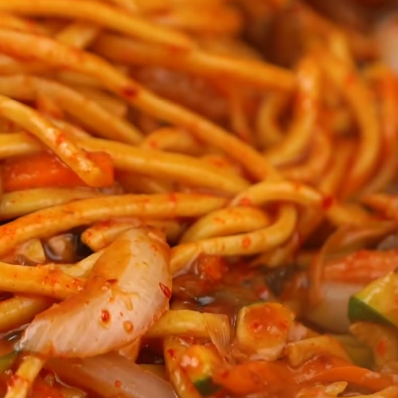 Step 3 Stir-fry the dish Stir-fried kimchi noodles with vegetables