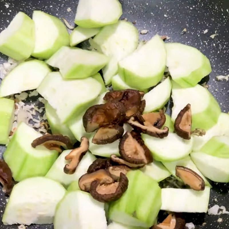 Step 2 Stir-fried dish Enoki mushrooms stir-fried with loofah