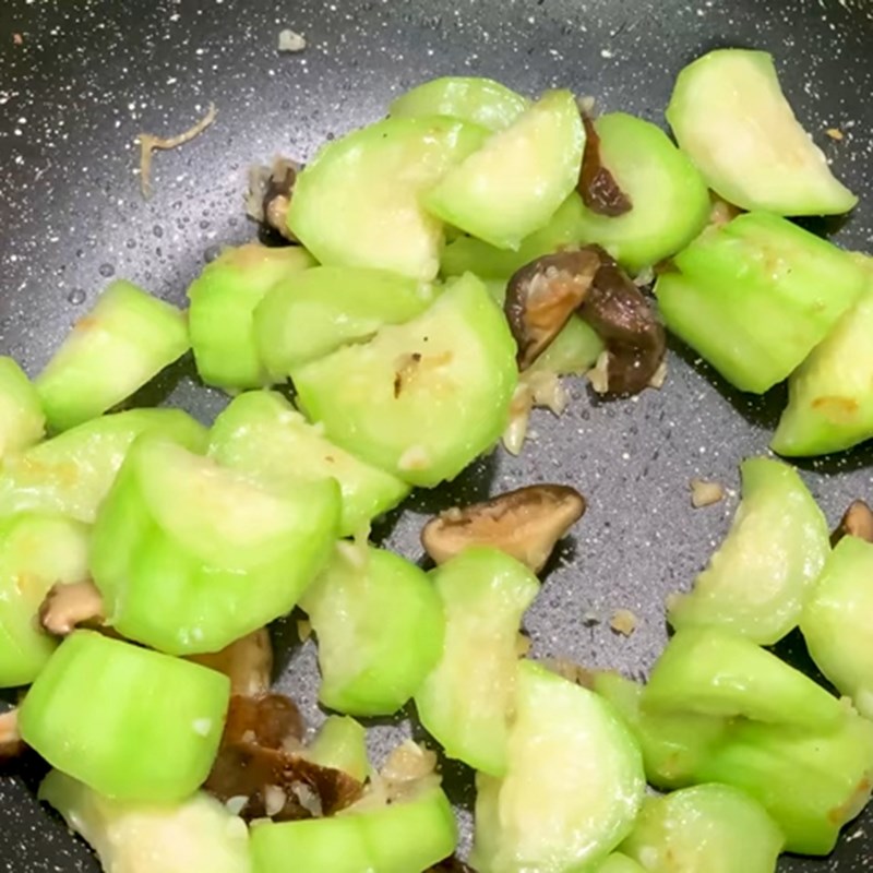 Step 2 Stir-fried dish Enoki mushrooms stir-fried with loofah