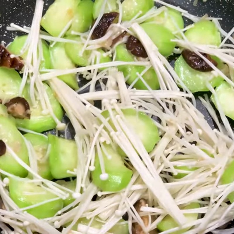 Step 2 Stir-fried dish Enoki mushrooms stir-fried with loofah