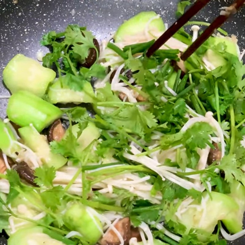 Step 2 Stir-fried dish Enoki mushrooms stir-fried with loofah