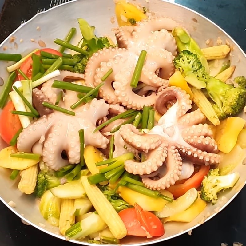 Step 3 Stir-fry squid and vegetables Stir-fried octopus