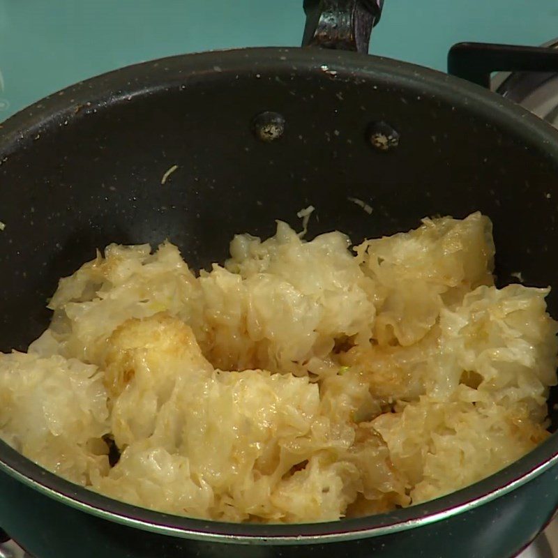 Step 3 Stir-fry the fungus Vegetarian stir-fried snow fungus