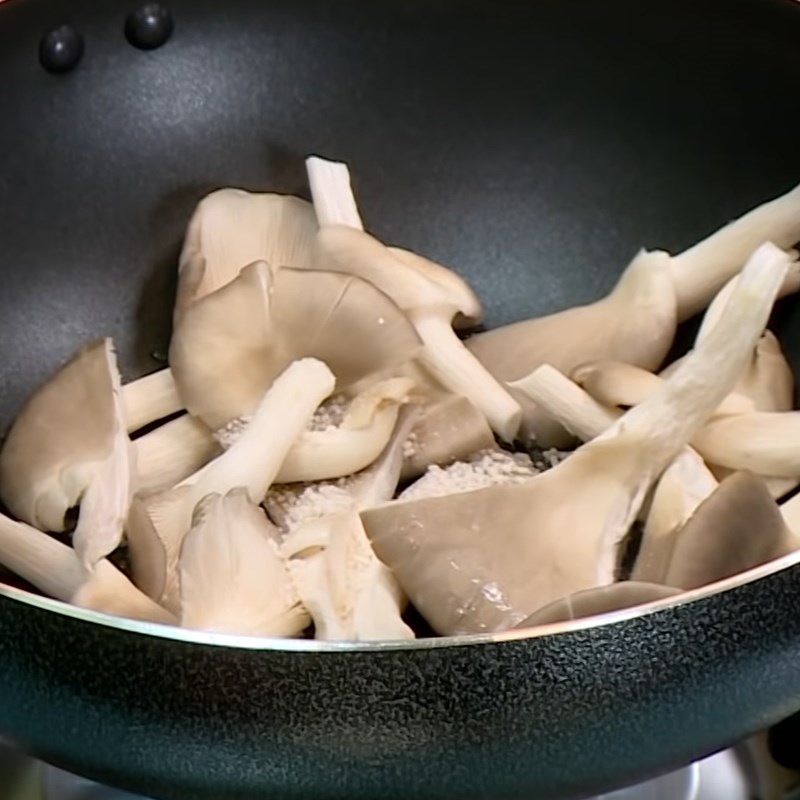 Step 2 Sauté the mushrooms for Vegetarian Water Pennywort Salad with Oyster Mushrooms