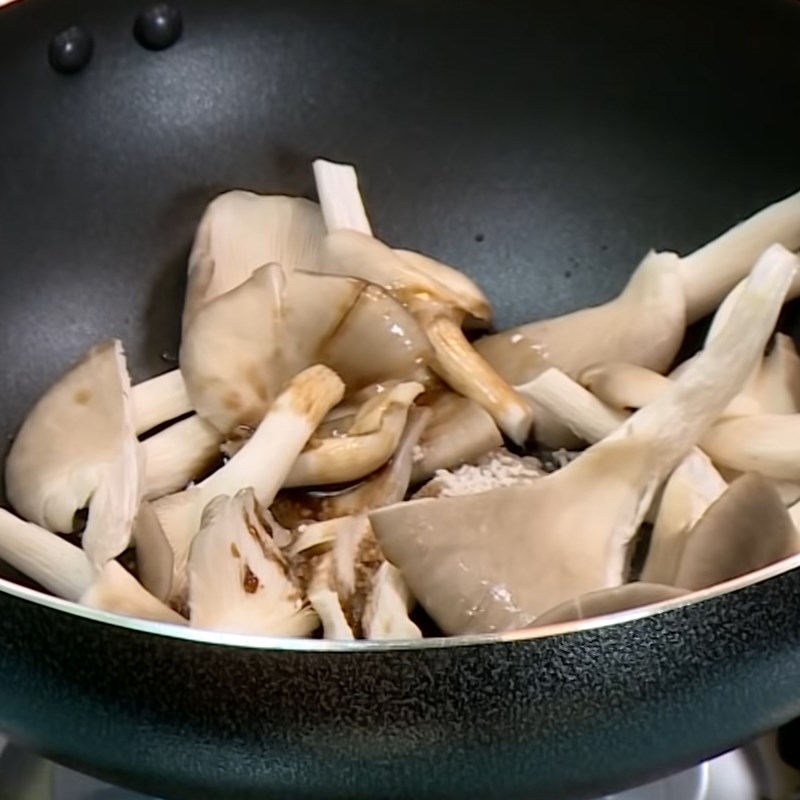 Step 2 Sauté the mushrooms for Vegetarian Water Pennywort Salad with Oyster Mushrooms