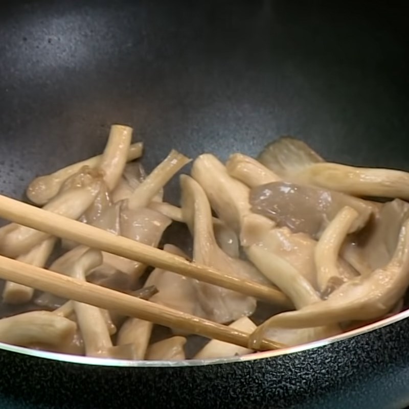 Step 2 Sauté the mushrooms for Vegetarian Water Pennywort Salad with Oyster Mushrooms