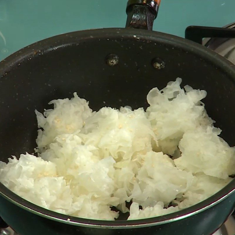Step 3 Stir-fry the fungus Vegetarian stir-fried snow fungus