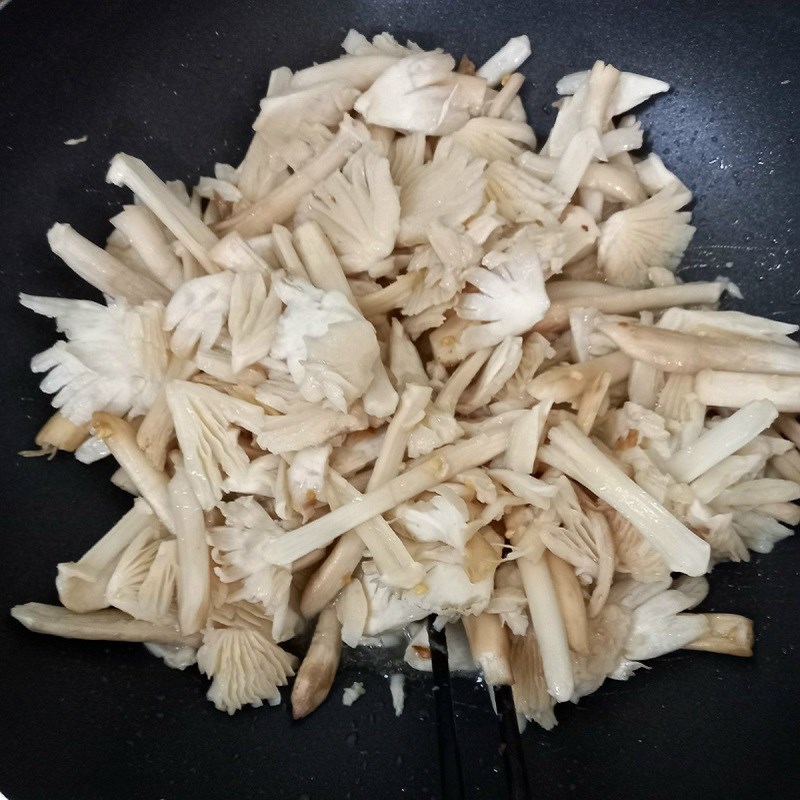 Step 2 Stir-fried mushroom Stir-fried vegetarian mushroom with garlic