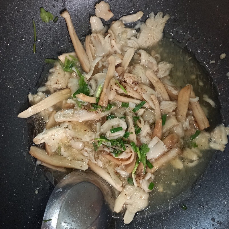 Step 2 Stir-fried mushroom Stir-fried vegetarian mushroom with garlic