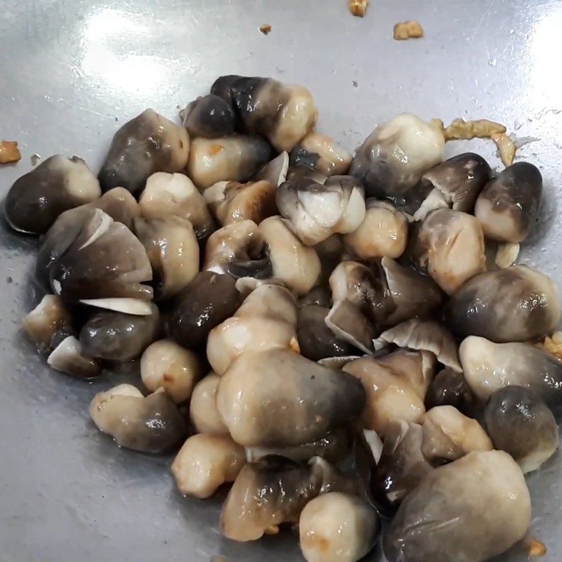 Step 3 Stir-frying straw mushrooms Stir-fried straw mushrooms with beef