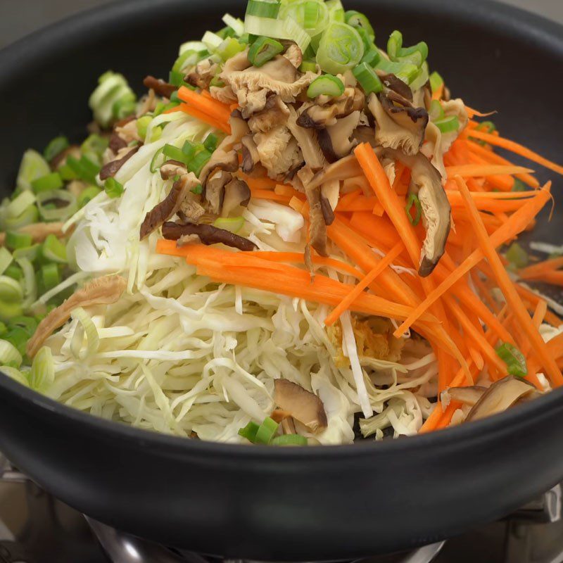 Step 6 Stir-fried mushrooms and vegetables Beef and mushroom spring rolls