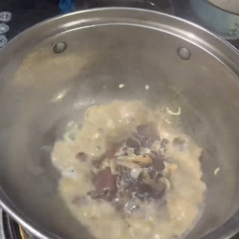 Step 2 Stir-fry Clams for Clam Porridge