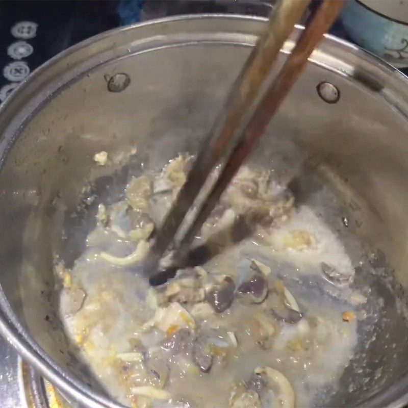 Step 2 Stir-fry Clams