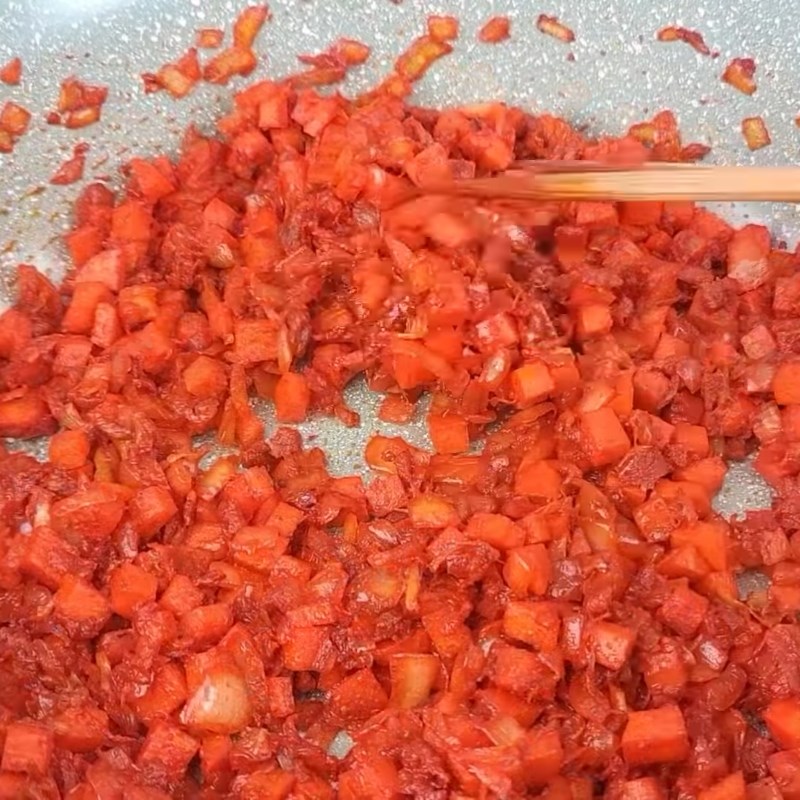 Step 4 Stir-frying the salty sticky rice filling with salted radish