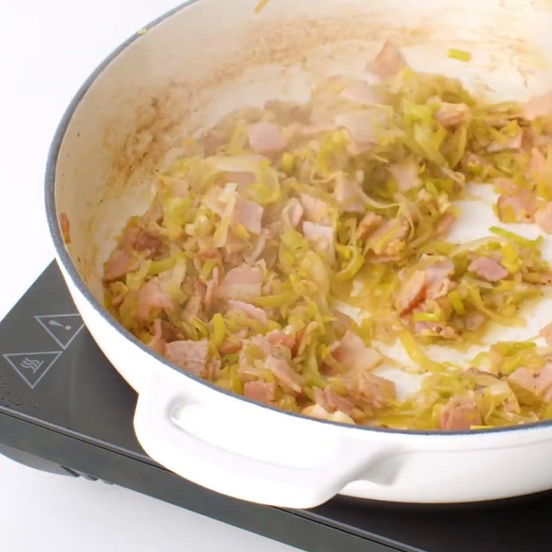 Step 5 Sautéing the filling for roasted mashed potatoes with chicken