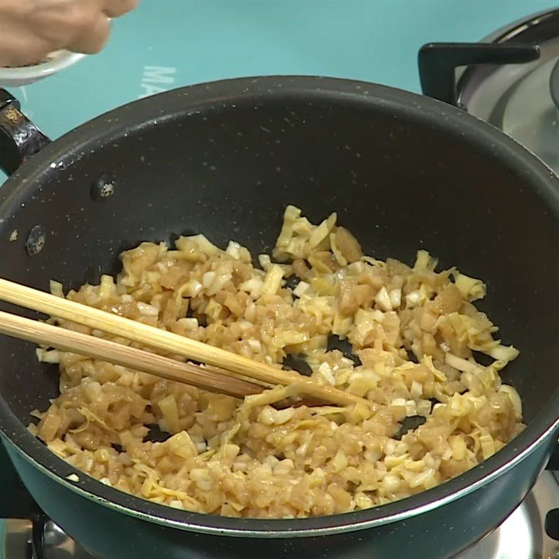 Step 3 Stir-fry the filling for Gia Lai dry Pho