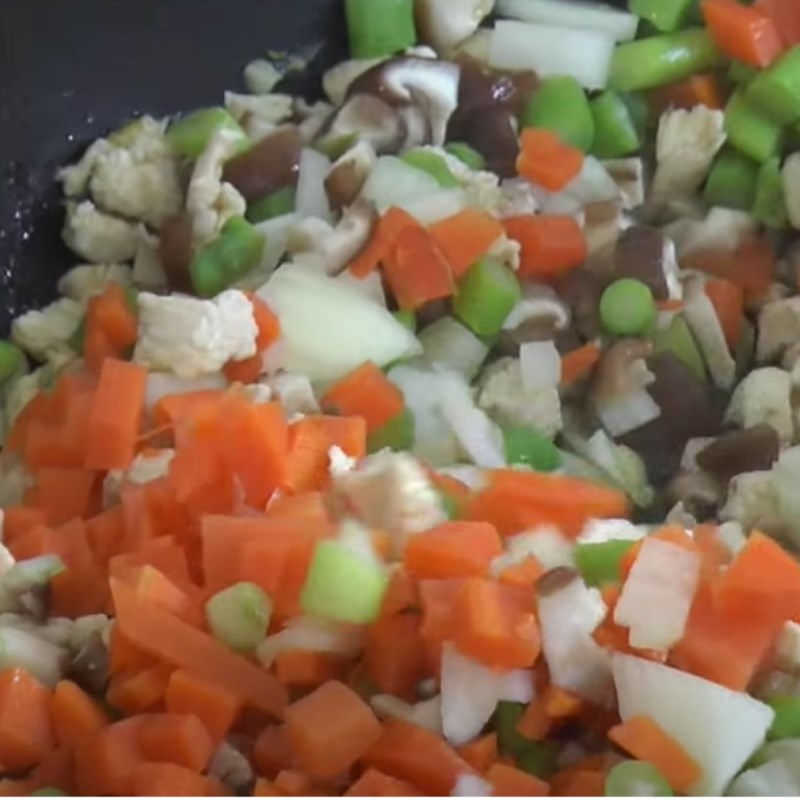 Step 4 Stir-fry the filling for Korean egg fried rice