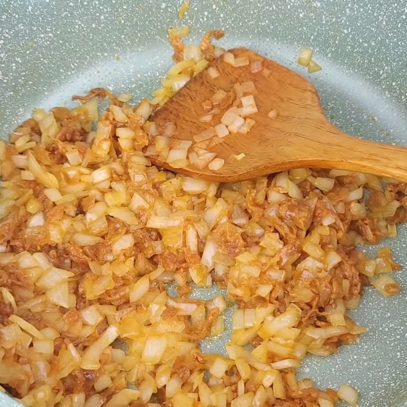 Step 4 Stir-fry the filling for salty sticky rice with pickled radish