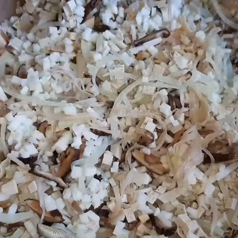 Step 2 Prepare and stir-fry the vegetarian mushroom filling for fried bao