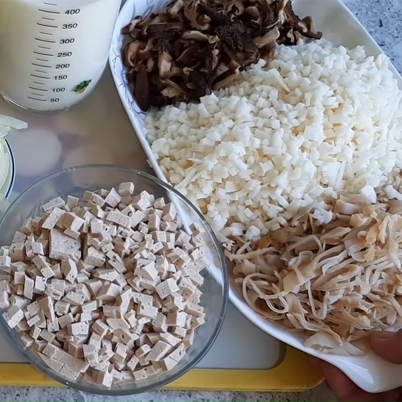Step 2 Prepare and stir-fry the vegetarian mushroom filling for fried bao