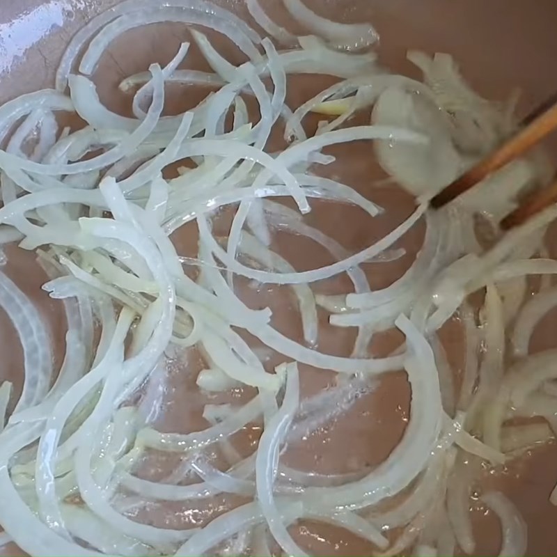 Step 2 Prepare and stir-fry the vegetarian mushroom filling for fried bao