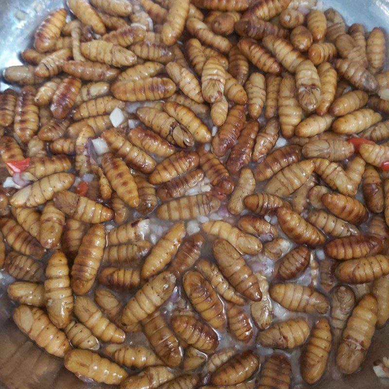 Step 3 Stir-frying silkworms Silkworms stir-fried with garlic