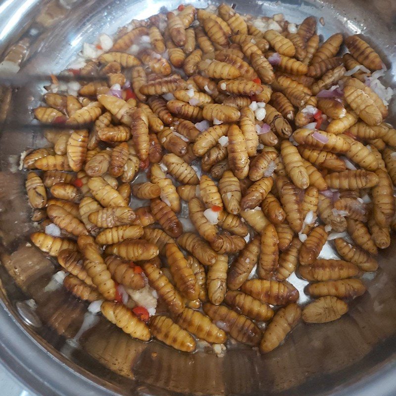 Step 3 Stir-frying silkworms Silkworms stir-fried with garlic