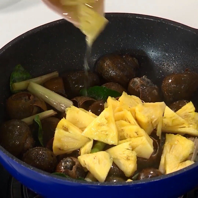Step 4 Stir-fry snails Stir-fried apple snails