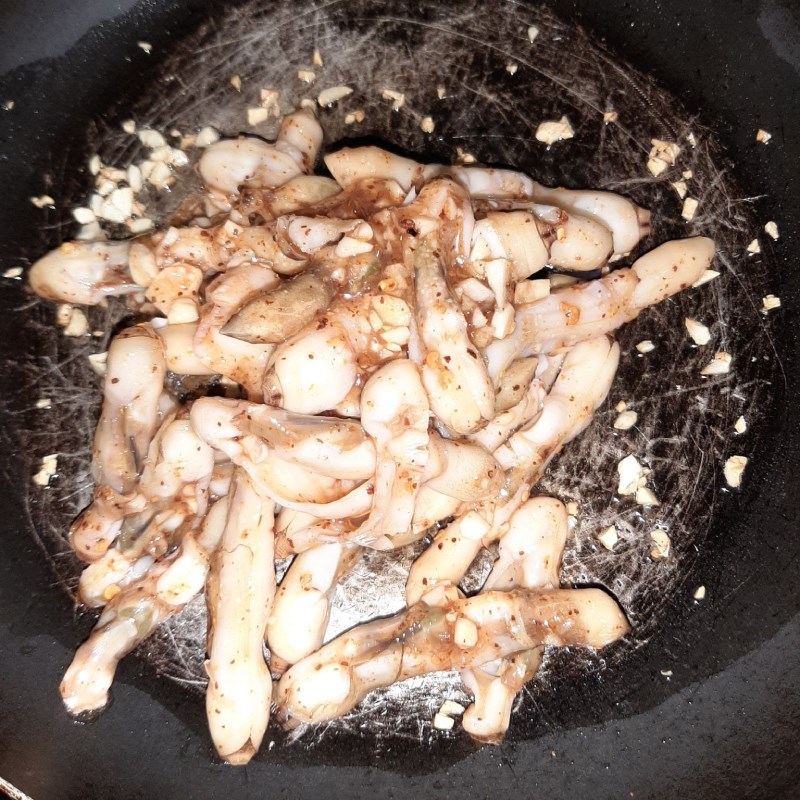 Step 4 Stir-fried clams Stir-fried razor clams with garlic