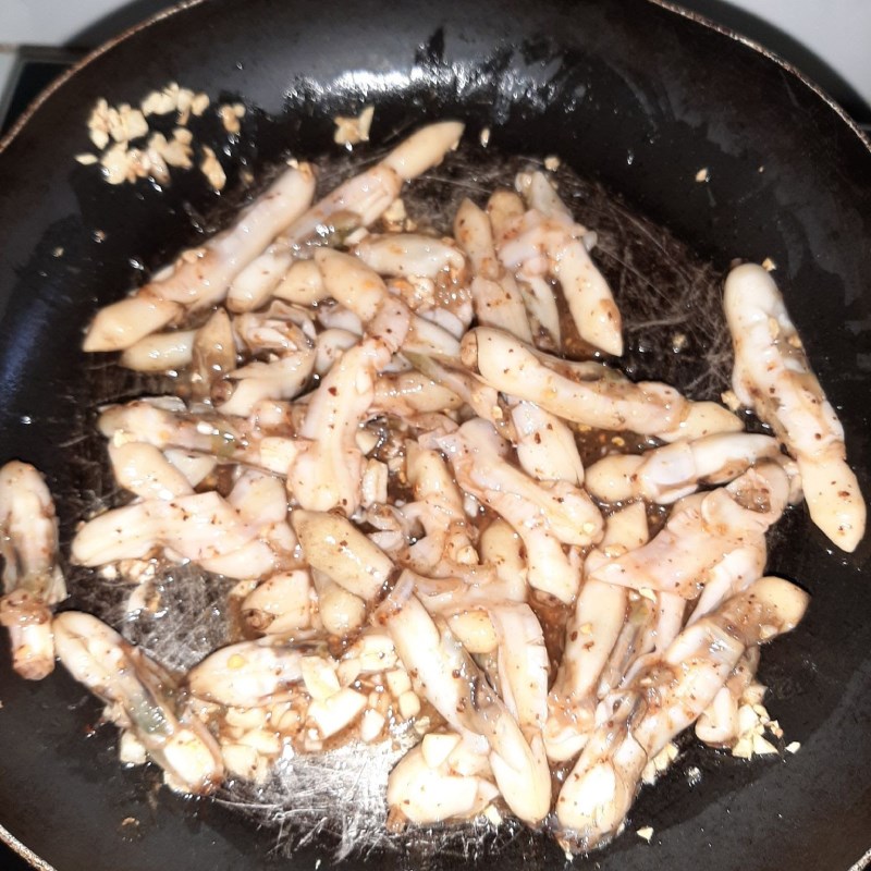 Step 4 Stir-fried clams Stir-fried razor clams with garlic