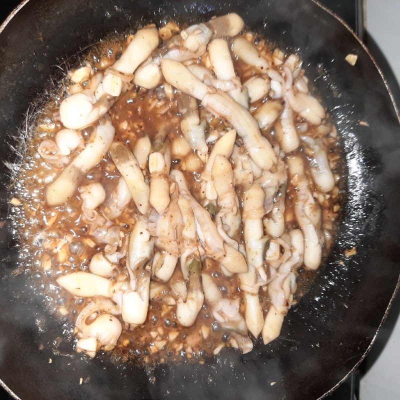 Step 4 Stir-fried clams Stir-fried razor clams with garlic