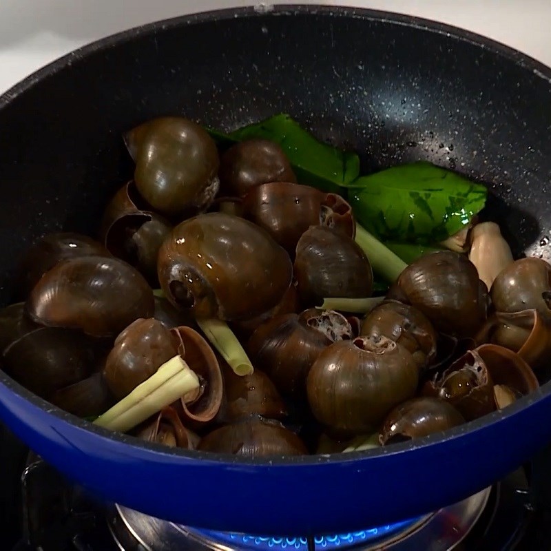 Step 4 Stir-fry snails Stir-fried apple snails