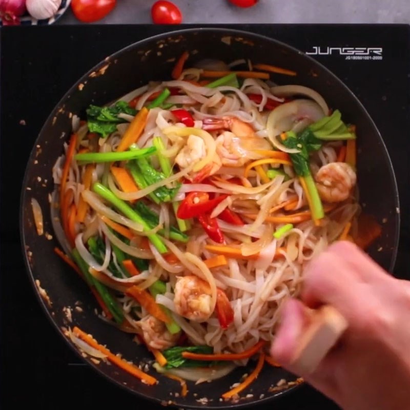 Step 3 Stir-fried pho with ingredients Shrimp stir-fried pho