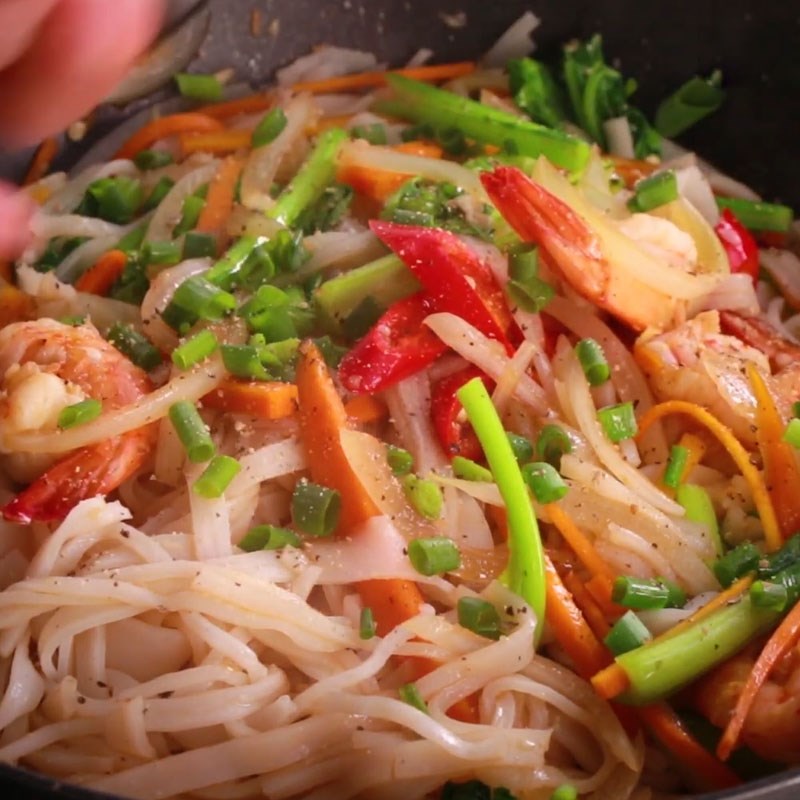 Step 3 Stir-fried pho with ingredients Shrimp stir-fried pho