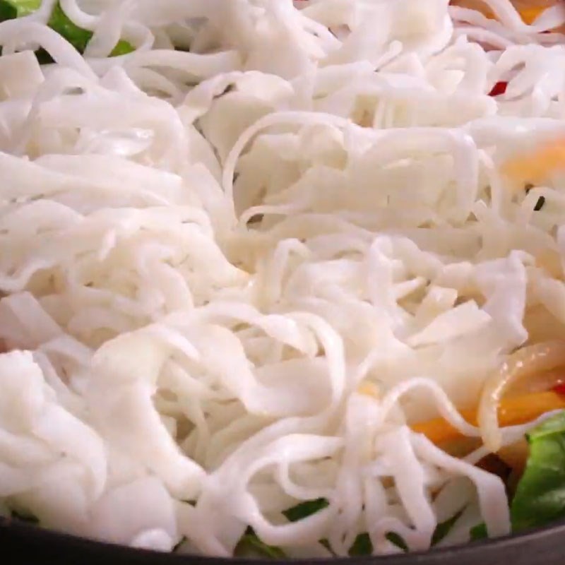 Step 3 Stir-fried pho with ingredients Shrimp stir-fried pho