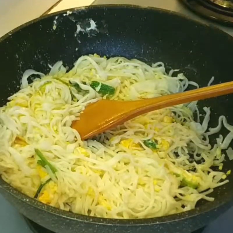 Step 2 Stir-fry pho with eggs Fried Pho with eggs